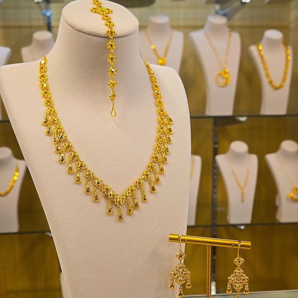 Elegant Gold Necklace
